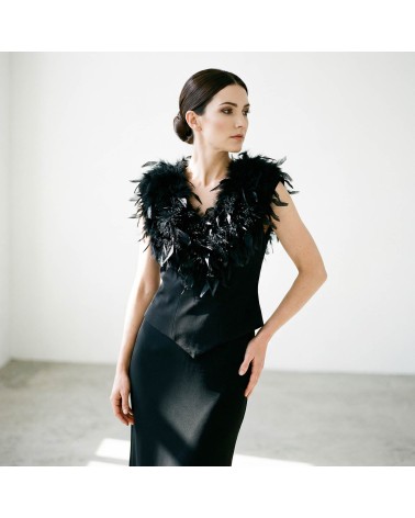Conjunto Corsé Plumas Azabache y Falda
